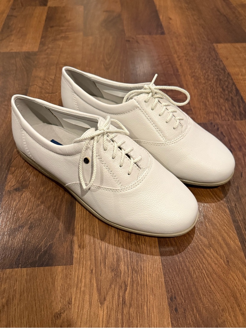 NEW Easy Spirit Motion Leather Oxford Shoes (size 8.5 WW)